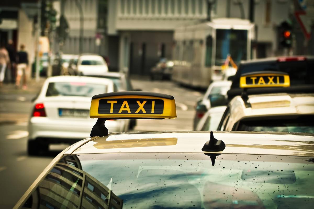 Des taxis jaunes avec panneaux lumineux attendent dans la circulation Des taxis jaunes avec panneaux lumineux attendent dans la circulation