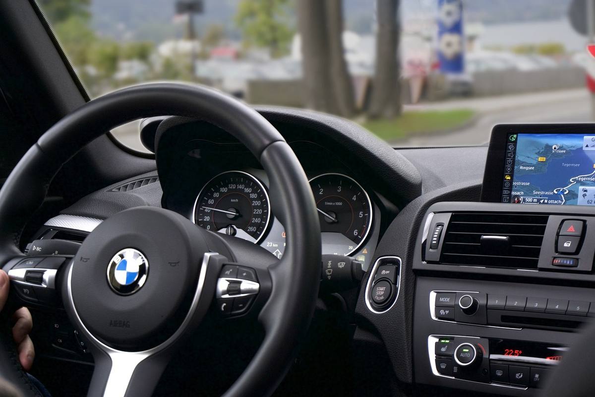 Vue du tableau de bord et du conducteur d'une BMW Vue du tableau de bord et du conducteur d'une BMW