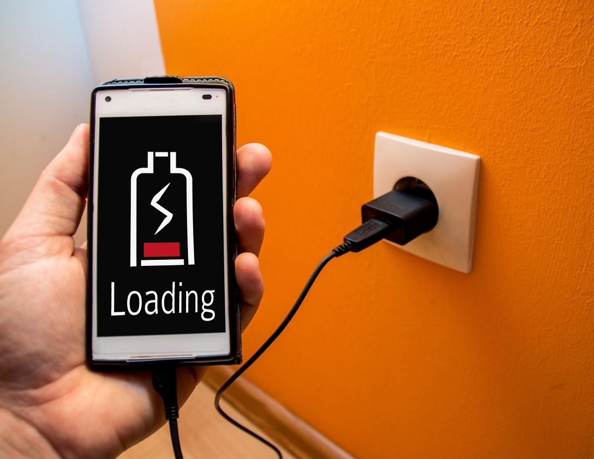 Un téléphone portable dont la batterie est en surchauffe pendant une recharge rapide. Un téléphone portable dont la batterie est en surchauffe pendant une recharge rapide.