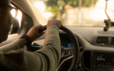 Un conducteur tient le volant à l'intérieur d'une voiture en conduisant