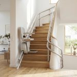 Monte-escalier moderne sur un escalier tournant, maison lumineuse