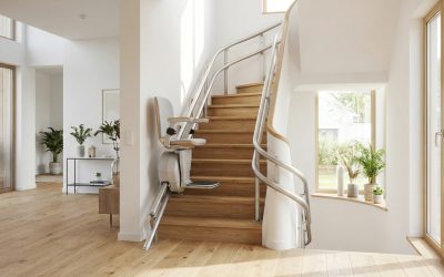 Monte-escalier moderne sur un escalier tournant, maison lumineuse