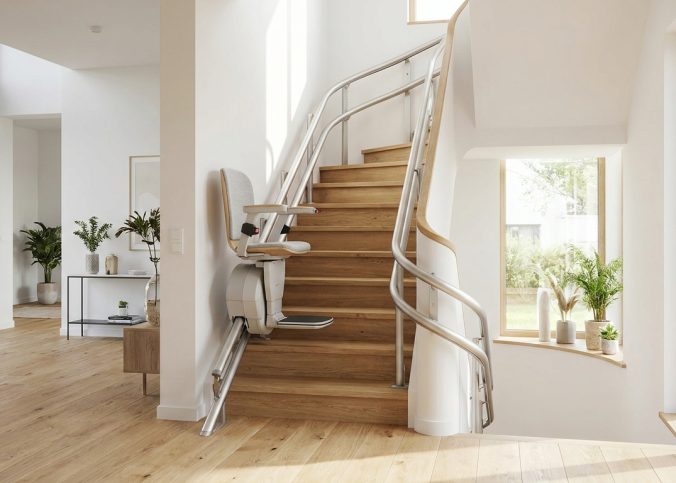 Monte-escalier moderne sur un escalier tournant, maison lumineuse