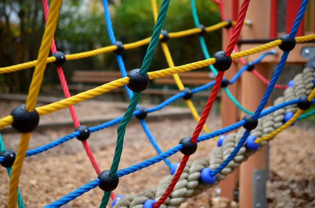 Filets de corde colorés interconnectés sur un terrain de jeu Filets de corde colorés interconnectés sur un terrain de jeu