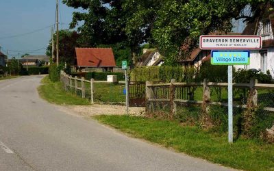 Panneau indiquant Graveron Semerville et Village Etoil sur route