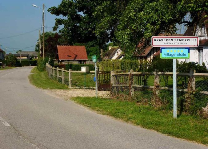 Panneau indiquant Graveron Semerville et Village Etoil sur route