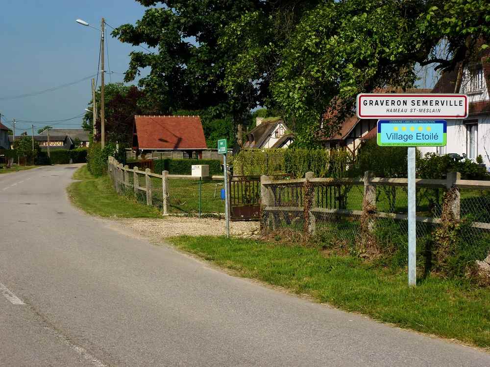 Panneau indiquant Graveron Semerville et Village Etoil sur route