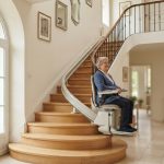 Monte-escalier moderne sur un escalier tournant, maison lumineuse